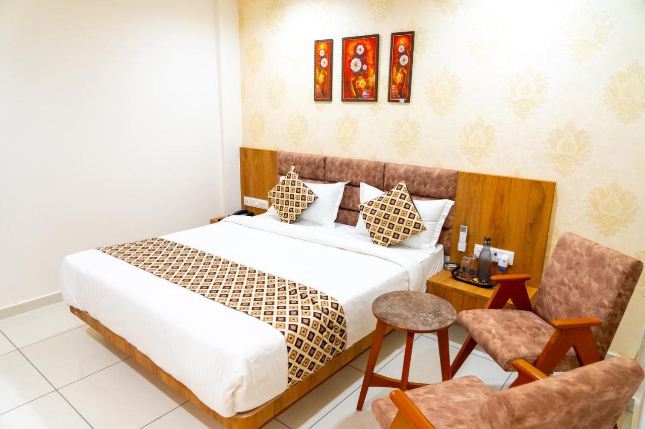 Hotel Lee Grand Anand Exterior photo