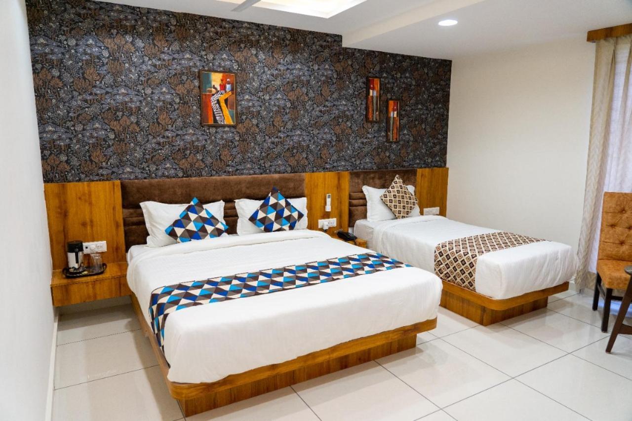 Hotel Lee Grand Anand Exterior photo